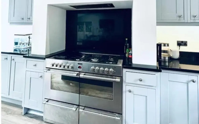 Lodge - Sleeps 18, pet Friendly & Free Parking