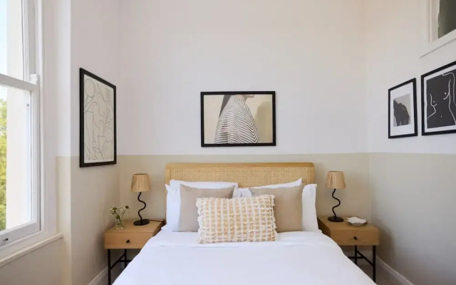 The Camden Hideout - Modish and Bright 2bdr Flat