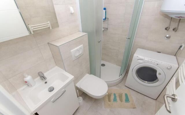 Spacious apartment Neven near center, with two AC units