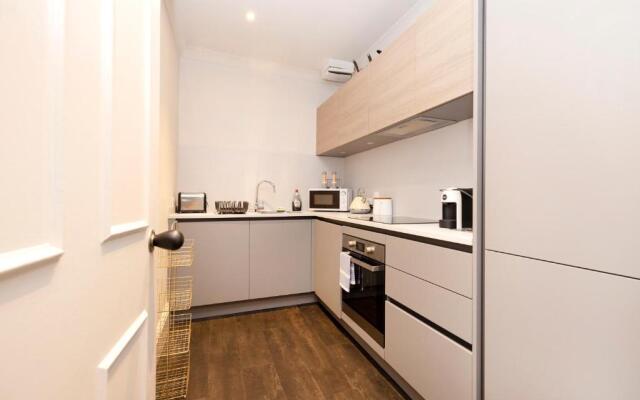 ALTIDO Sophisticated and Bright 4BR apt near Edinburgh Castle