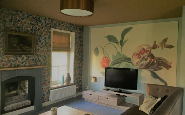 Lush Villa in Hippolytusho with Jacuzzi