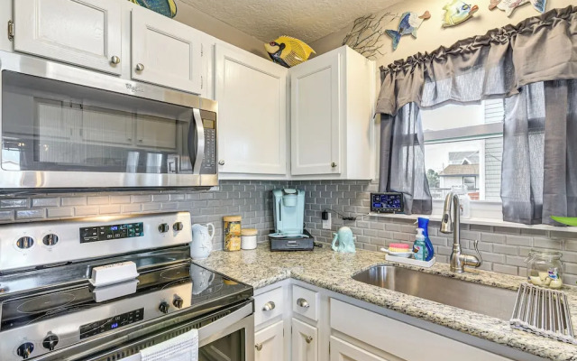 Canal-front Gem in Galveston: Fish, Crab & Unwind