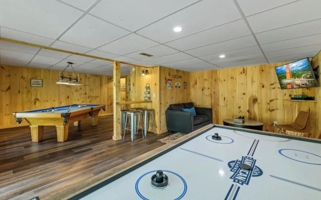 Cabin w/ Hot Tub, Theater & Games!