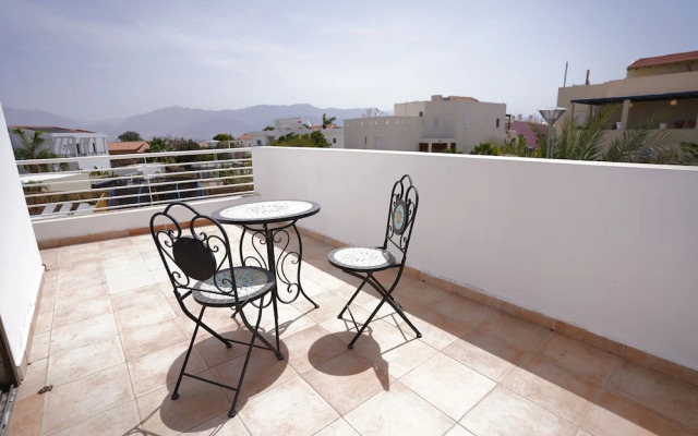 YalaRent Afarsemon APT complex with pool - For Families & Couples