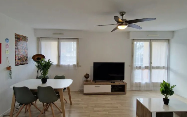 Cozy City Retreat With Balcony, Le Mans