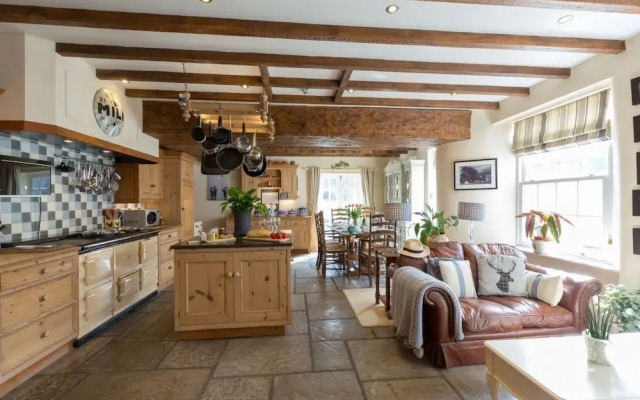 Muddifords Court