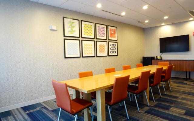 Holiday Inn Express & Suites Omaha - Millard Area, an IHG Hotel