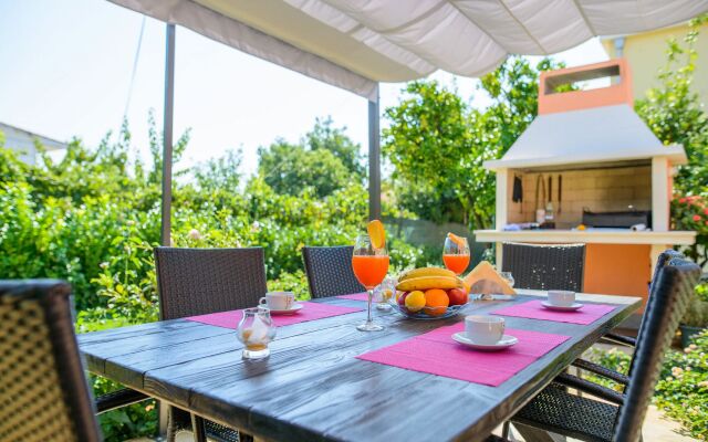 Holiday house Mirjana - beautiful garden with barbecue: Trogir, Riviera Trogir