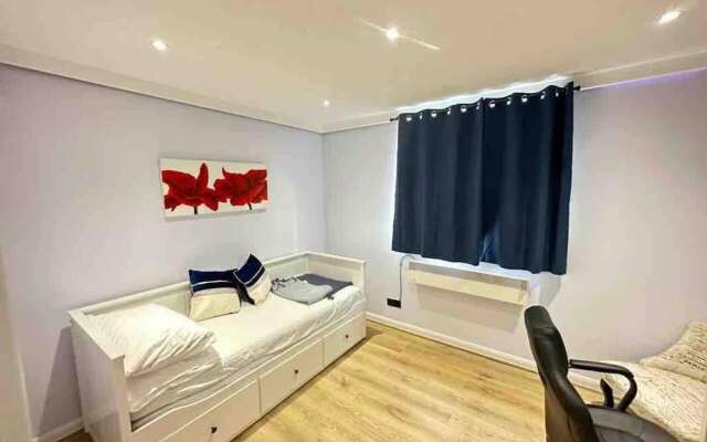 Remarkable 2-bed House in Northolt