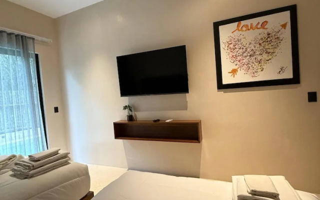 Great 3 Bedroom Apartment and Private Pool!