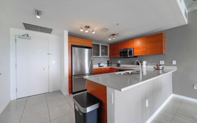 Lovely Condo|Pool & Parking at Midblock