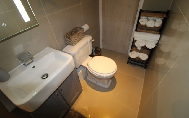 Beautiful Cosy 1 Bedroom Basement Apartment