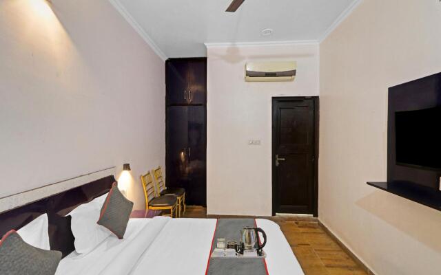 OYO Townhouse 880 Saffron Hotel  Banquet