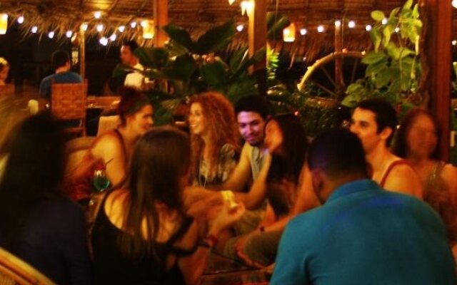 11 Happy Backpackers
