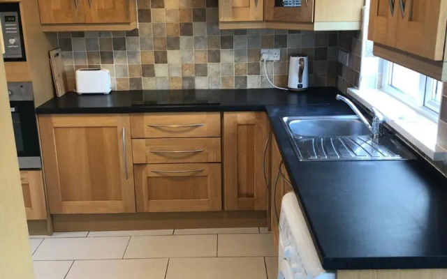 Cheerful 4 bedroom town house with bbq,