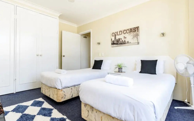 Bright 2 Bedroom Apartment in the Heart of Surfer's Paradise