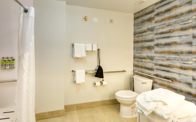 Holiday Inn Express & Suites Charlotte - South End by IHG