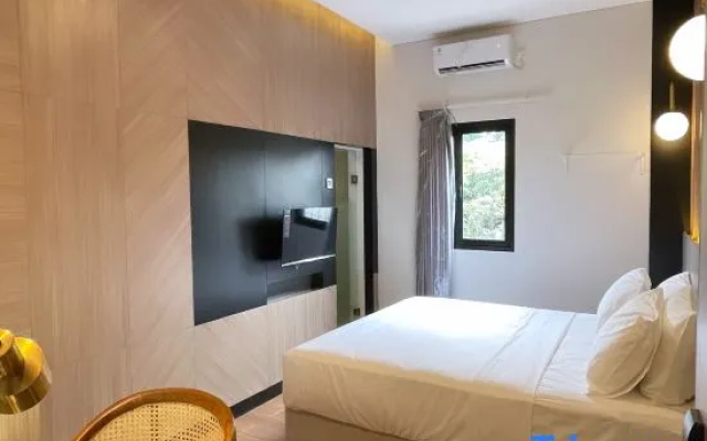 Spot 43 Cafe and Hotel