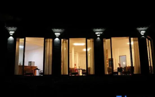 Lakeside Bliss Courtyard