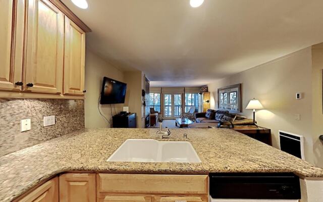 One Bedrooms At Snowbird Condos Slopeside - Free Wifi & Assigned Parking!