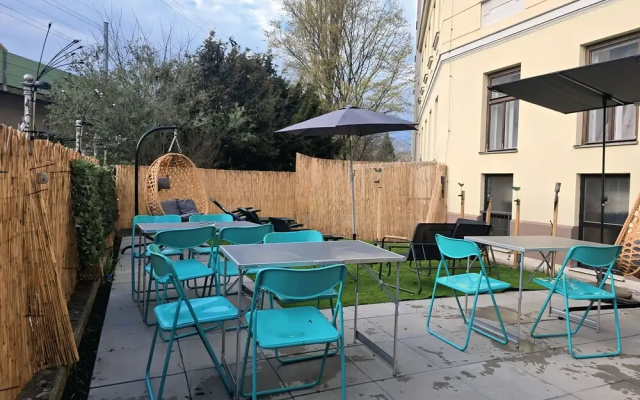 Charming 1BR Apt With Garden Danube