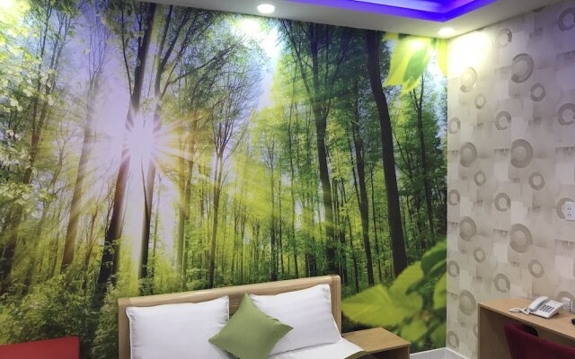 Guest Room in Ben Thanh, Deluxe and Private 1 Queen Bed, 1 Bathroom for 2 Guests – Guest Rooms – Ho Chi Minh City
