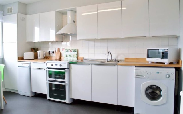 3 Bedroom Flat With Free Parking Sleeps 6