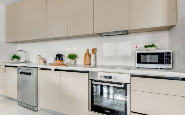 Sanders Premier - Nice 2 bdr apt With Balcony