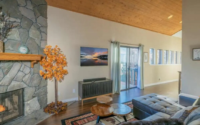 Viking Bear Lair Lakefront Condo