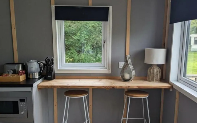 Tranquil Cabin Retreat- Sleeps 2, Parking