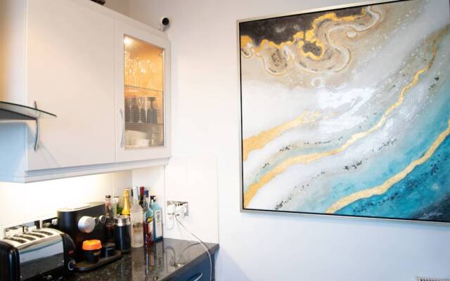 Quirky Urban Flat with Impressive Panoramic Views