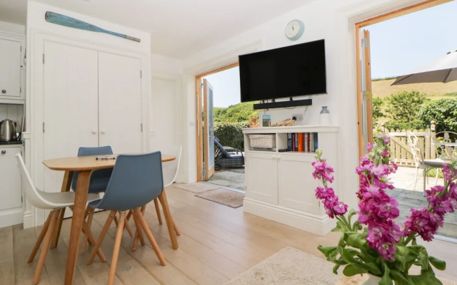 2 Garden Apartment