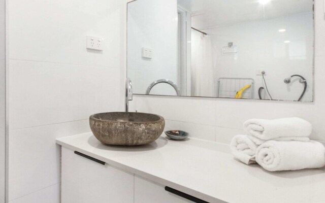Bright 2 Bedroom Apartment in Burleigh Beach