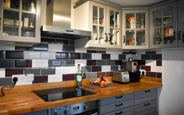 Stylish 2 Bedroom House Next to Brighton Station