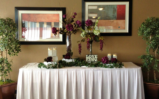 Norwood Inn & Suites La Crosse