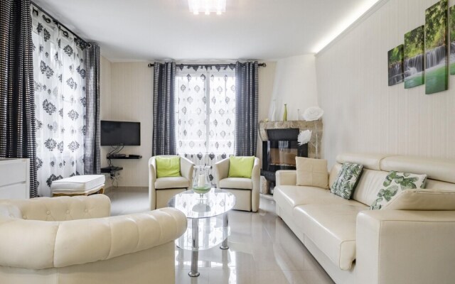 Enticing Holiday Home in Tulle with Garden