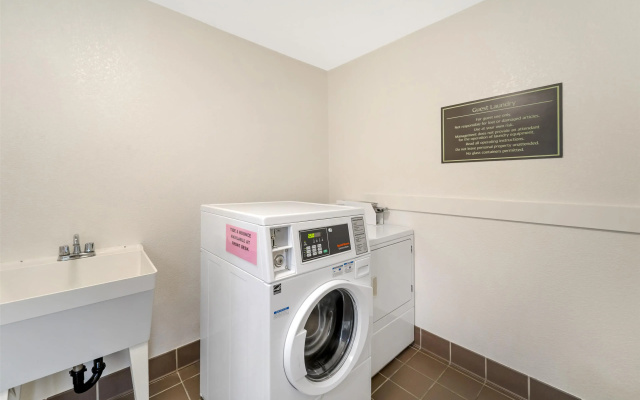 Best Western Plus Twin View Inn & Suites