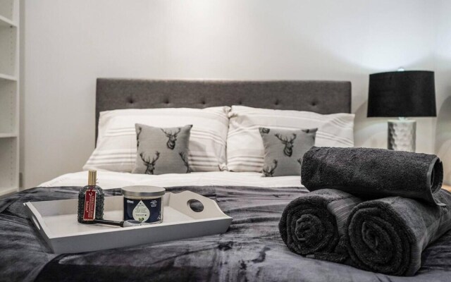 Exquisite 2400sqft 3 Bed Brick Lane Pad