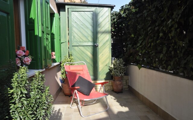 Cheerful Apartment with Cosy Garden