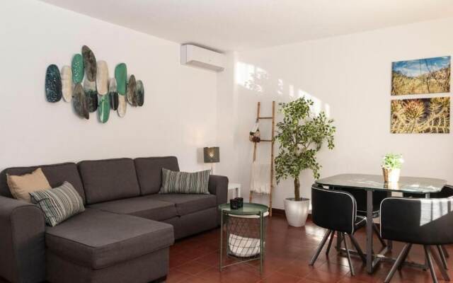 Stunning Olhos do Mar Apt, Albufeira