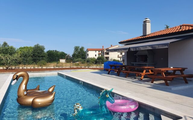 Family Apartment House Lucija With Pool