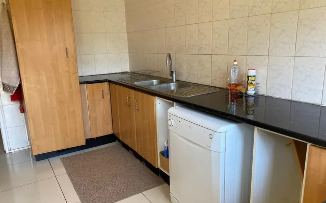 Luxurious 4 bed With Pool in Helensvale - 2255