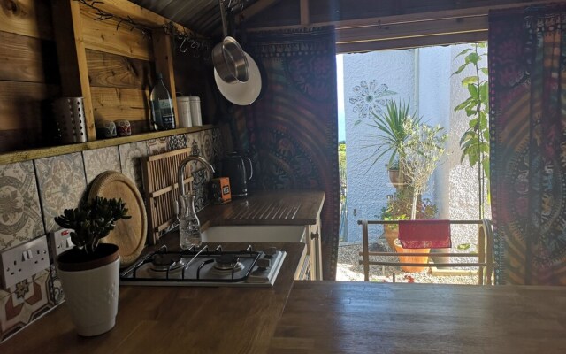 Cosy Cabin With Wood Burner Near Beach