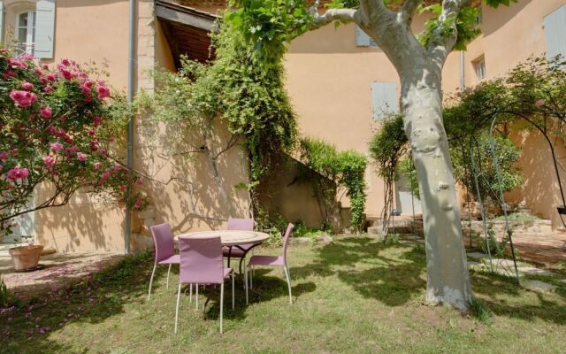 Secluded Holiday Home in Rustrel With Swimming Pool