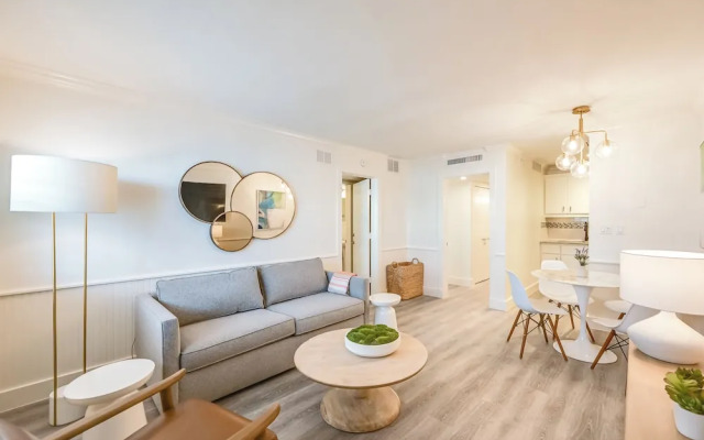 Updated Dtwn Naples Condo: Across From Beach!