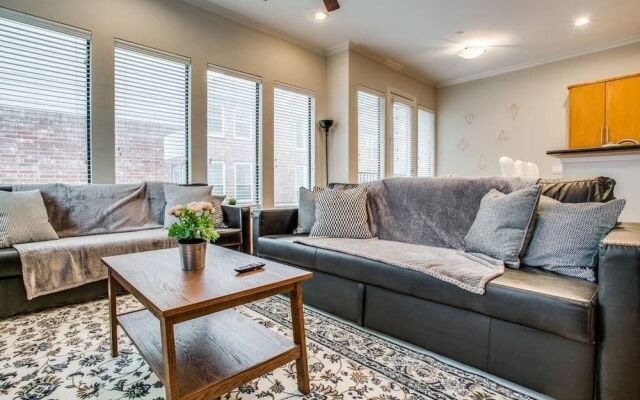 Stunning Oak Lawn Townhouse Close to everything