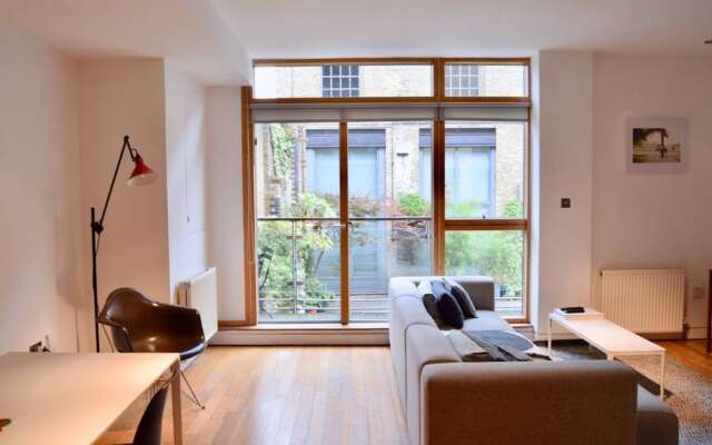 Bright and Colourful Flat With Balcony Near Regents Canal