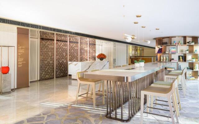 The Royal Pacific Hotel & Towers