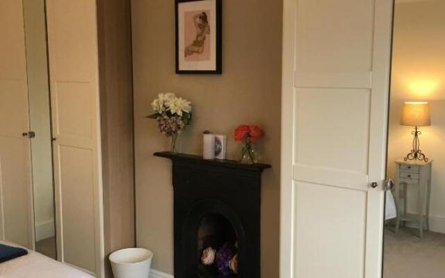 Rie's Retreat - The Amethyst Room