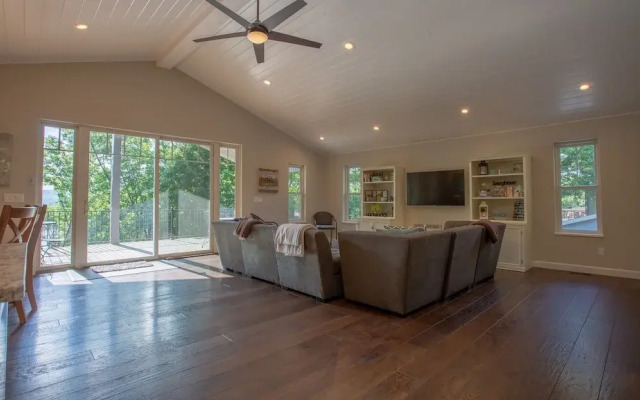 Happy Hideaway 4 Bedroom Home by RedAwning